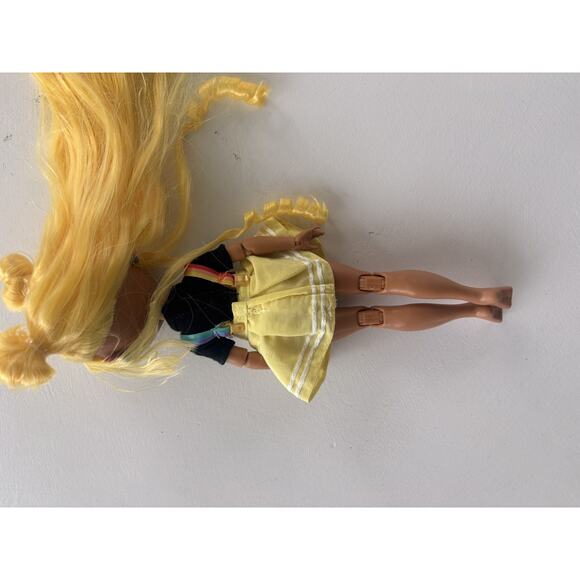Rainbow High - Sunny Madison - Posable Yellow Hair Fashion Doll - Picture 3 of 3
